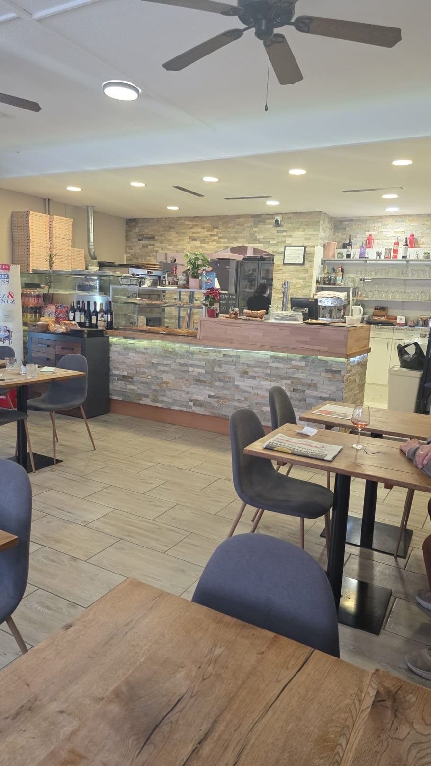 Restaurant italien Pulcinella à Sierre — pizzas artisanales et cuisine italienne