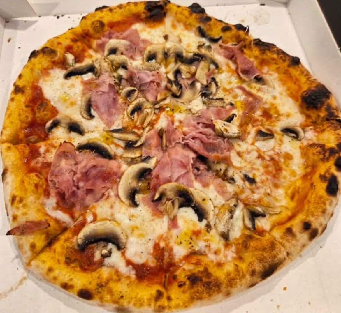 Pizza jambon champignons — pizzeria Pulcinella Sierre
