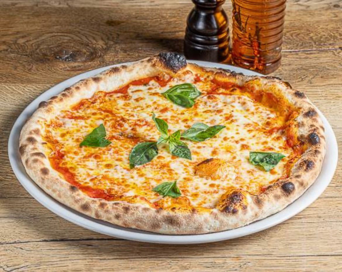 Pizza Margherita — pizzeria Pulcinella Sierre