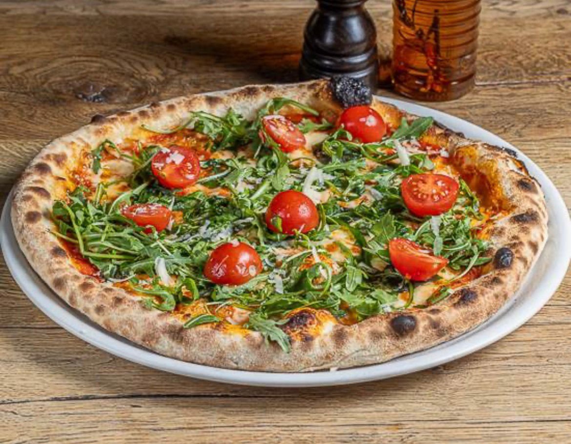 Pizza Pulcinella — spécialité du restaurant italien Pulcinella à Sierre