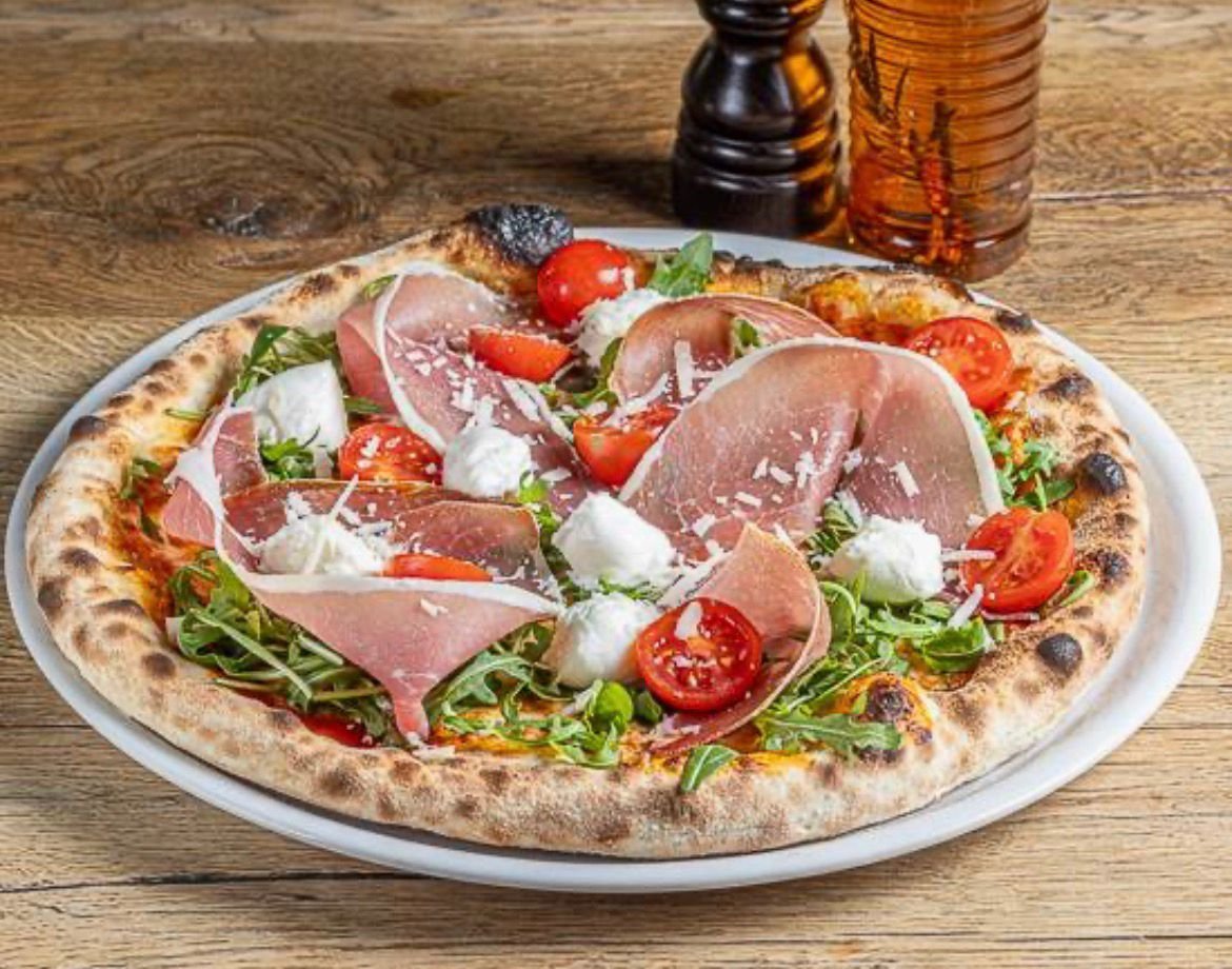 Pizza Regina — pizzeria Pulcinella Sierre